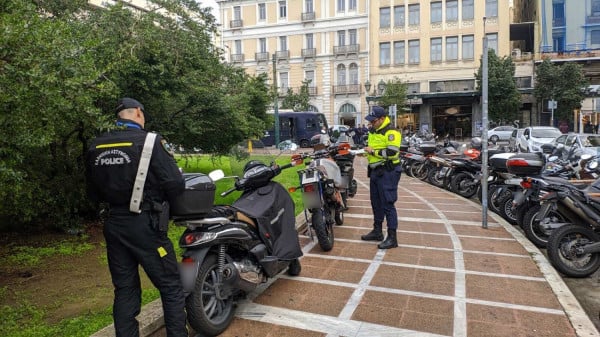 «Έφοδος» γερανών στο κέντρο της Αθήνας - «Σήκωσαν» όλα τα μηχανάκια (vid)