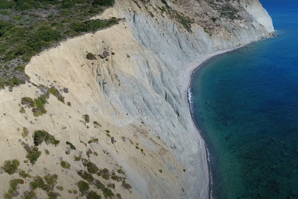 Μεσσηνία όπως... Νορμανδία: Οι άγνωστες, κατακόρυφες ακτές με τη μεγάλη παραλία που «κόβουν την ανάσα» (βίντεο)