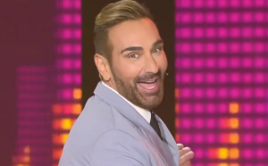 «J2US» με άρωμα… Eurovision – Η ανατρεπτική ερμηνεία του Κοκλώνη (Βίντεο)