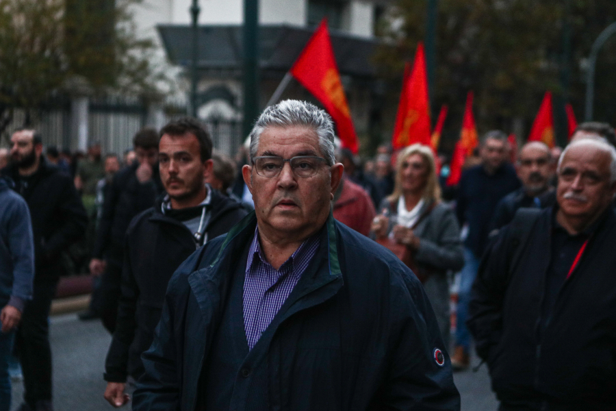 Τα γαλλικά του Κουτσούμπα- Πώς στήριξε τους διαδηλωτές στο Παρίσι