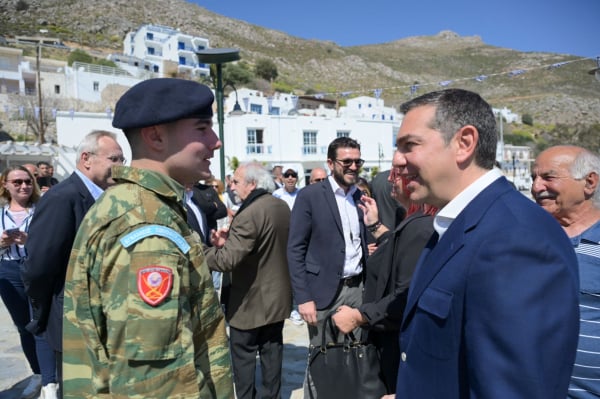 Εύσημα Τσίπρα στους μαθητές του δημοτικού σχολείου της Τήλου και στα στελέχη των Ενόπλων Δυνάμεων