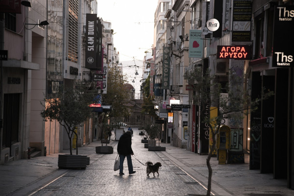 Κλειδώνει το κλιμακωτό άνοιγμα των καταστημάτων, παντού με μάσκα