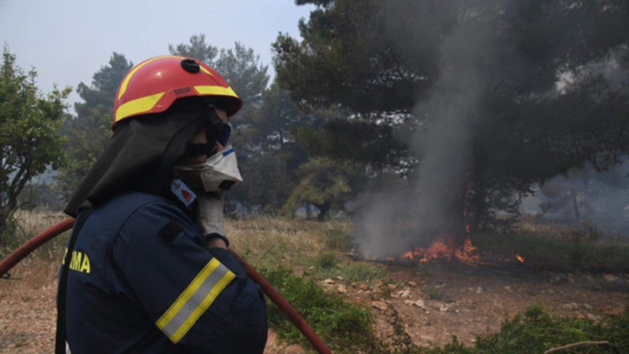 Φωτιά τώρα στο Τρίκορφο Ναυπακτίας, ρίψεις από 5 εναέρια