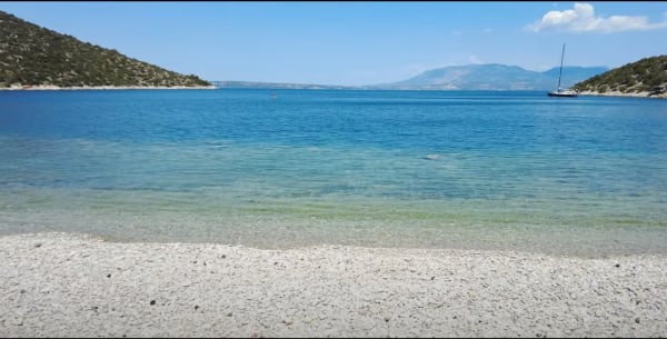 Η παραλία που «θυμίζει» Κυκλάδες αλλά απέχει μια ώρα από την Αθήνα