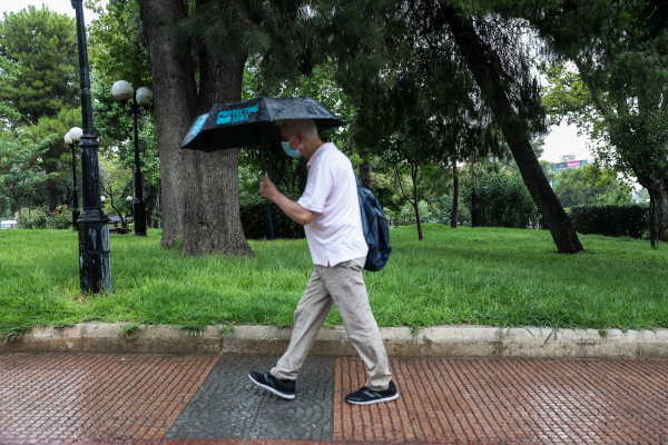 Κυριακή Αυγούστου με καιρό... φθινοπώρου, βροχές και καταιγίδες και στην Αττική