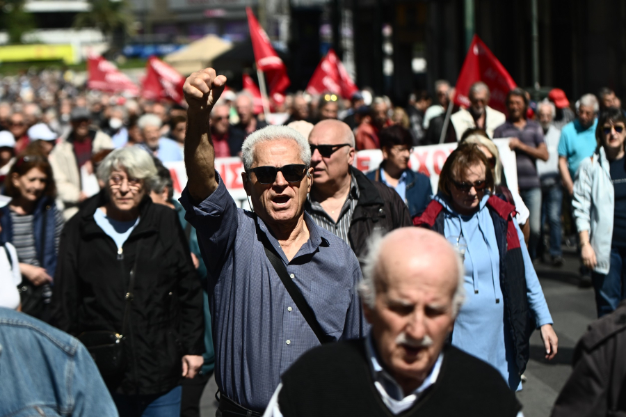 Στον αέρα χιλιάδες συντάξεις χηρείας - Μείωση και κίνδυνος για αναδρομικά