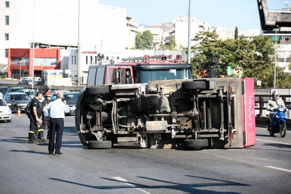 Ανατροπή φορτηγού στον Κηφισό - Κυκλοφοριακό χάος