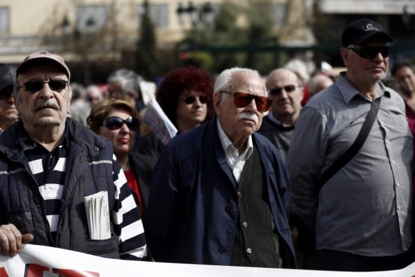 Στη Βουλή συγκεντρώνονται οι συμβασιούχοι των δήμων