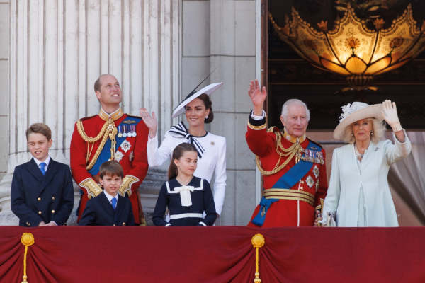 Η Κέιτ Μίντλετον μαζί με τη βασιλική οικογένεια στο μπαλκόνι του Μπάκιγχαμ