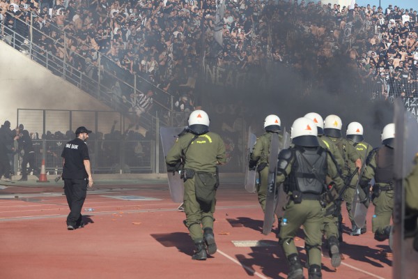 Εικόνες από τα επεισόδια στο Πανθεσσαλικό - Αρκετοί οι τραυματίες