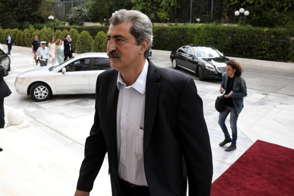 Πολάκης: Ξεπέρασε το σοκ της Μόριας χορεύοντας ζεϊμπέκικο