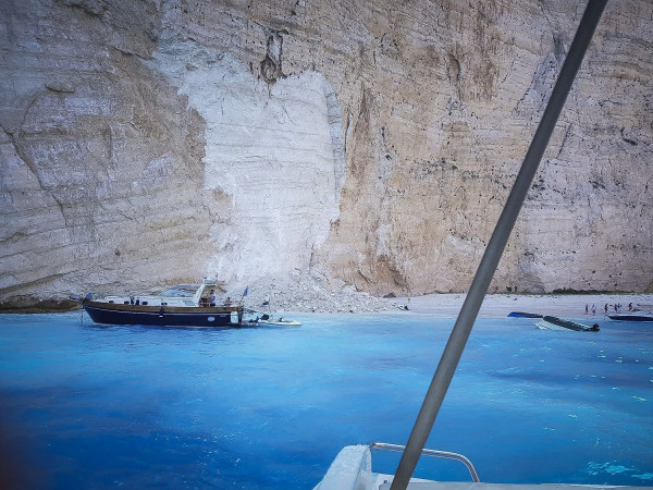 Άλλαξε χρώμα η θάλασσα στο Ναυάγιο μετά το σεισμό (video)