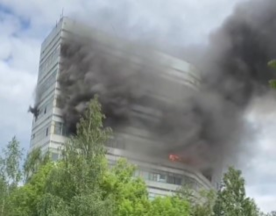Εγκλωβισμένοι σε φλεγόμενο κτίριο στη Μόσχα - Σπάνε τα παράθυρα (Βίντεο)