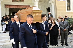 Συγκίνηση στο τελευταίο αντίο στον Στέφανο Μάνο