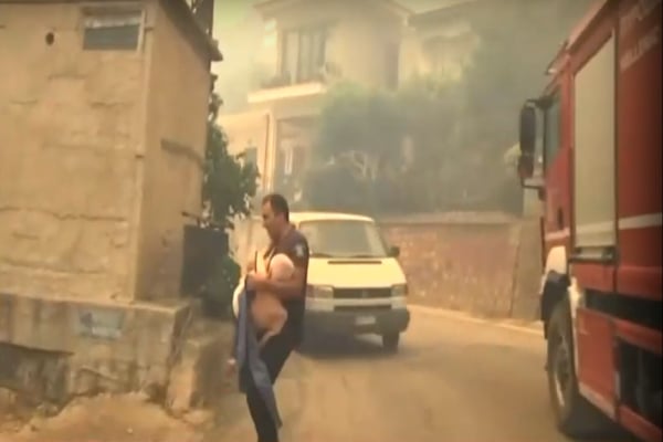 Φωτιά στην Πάτρα: Αστυνομικός πήρε αγκαλιά ηλικιωμένο για να τον απομακρύνει (Βίντεο)