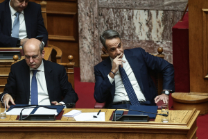 Εκρηκτικό κοκτέιλ ακρίβειας και διαφθοράς - Η κυβέρνηση σε περιδίνηση