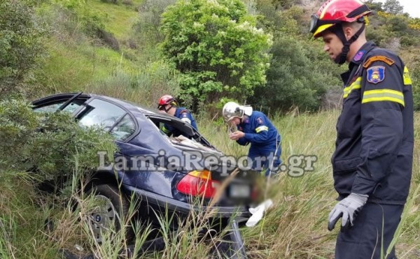 Αυτοκίνητο έπεσε σε γκρεμό 100 μέτρων στη Λαμία (Βίντεο)