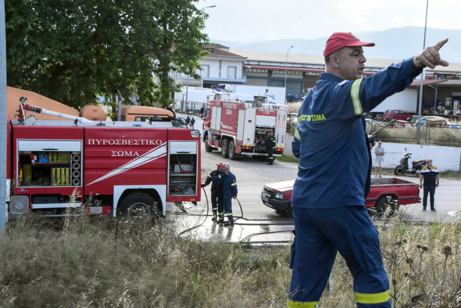 Φωτιά σε εργοστάσιο ανακύκλωσης στη Μάνδρα