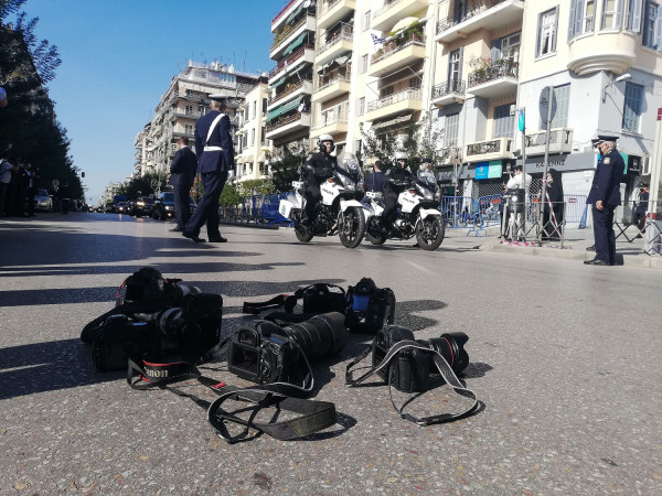 Φωτορεπόρτερ κατέβασαν τις μηχανές τους μπροστά στην Κατερίνα Σακελλαροπούλου