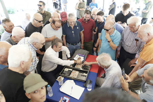 Έμφραγμα στα αεροδρόμια-Ο πρωθυπουργός παίζει ...τάβλι!