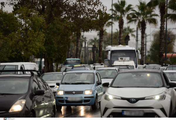 Καιρός: Βροχές και σήμερα, σταθερά ψηλά η θερμοκρασία