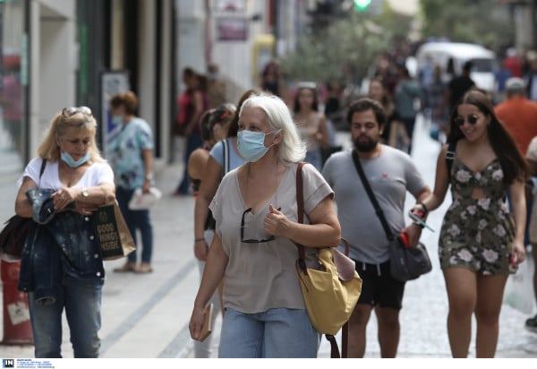 Κίνηση στους δρόμους της Αθήνας, σπεύδουν για τα τελευταία ψώνια οι Αθηναίοι