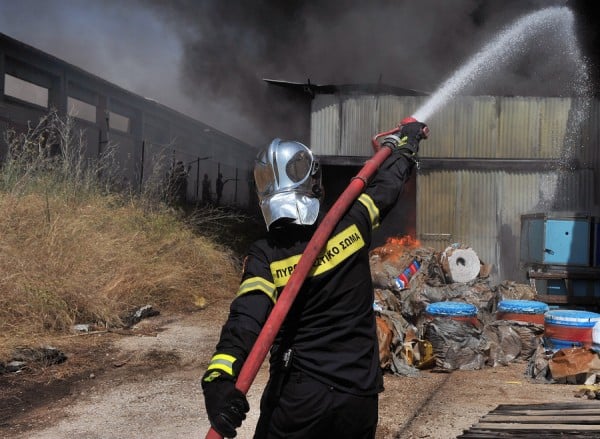 Πυρκαγιά ξέσπασε το βράδυ της Κυριακής στο λιμάνι της Θεσσαλονίκης