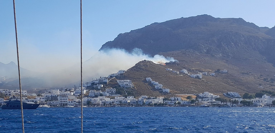 Φωτιά τώρα στη Σέριφο: 112 για εκκένωση οικισμών