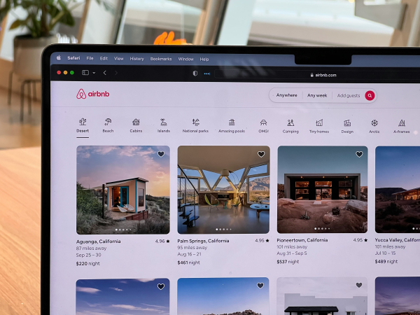 Φρένο σε Airbnb και Booking και στη Τσεχία: Νέος νόμος φέρνει «κόφτες» και υψηλότερη φορολογία