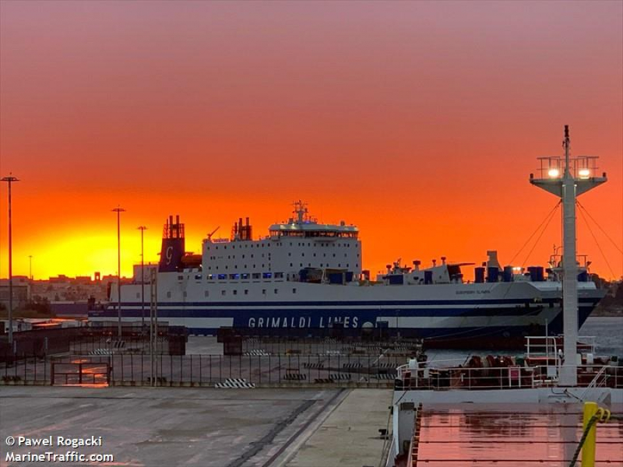 Φωτιά σε πλοίο ανοιχτά της Ηγουμενίτσας - Εγκαταλείπουν οι επιβάτες με σωσίβιες λέμβους