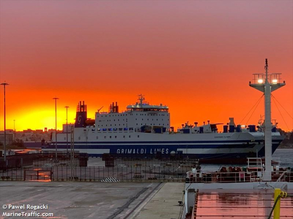 Φωτιά σε πλοίο ανοιχτά της Ηγουμενίτσας - Εγκαταλείπουν οι επιβάτες με σωσίβιες λέμβους