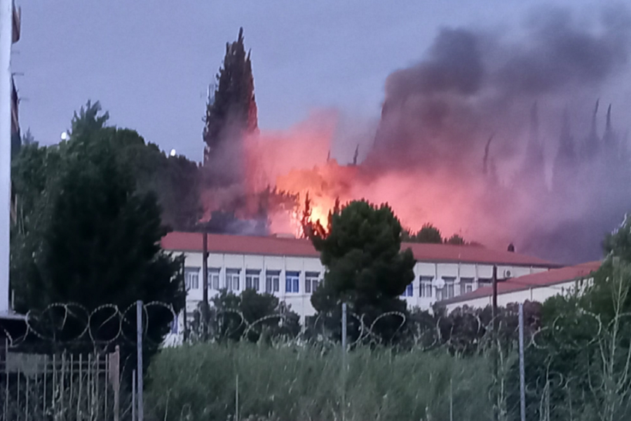 Φωτιά τώρα στη Λιβαδειά, κοντά σε σπίτια και το νοσοκομείο