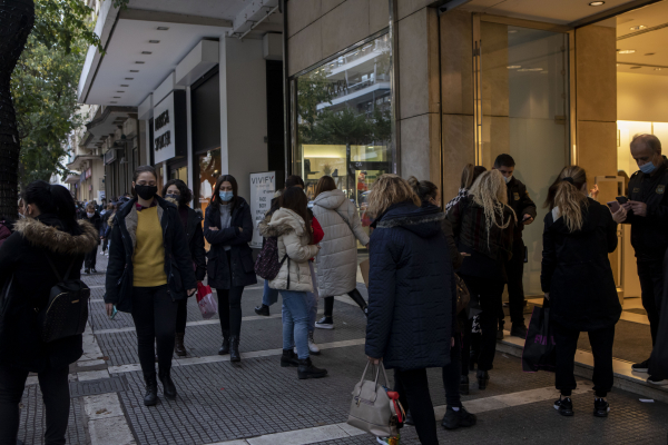 Πρεμιέρα σήμερα για τις χειμερινές εκπτώσεις 2022: Aνοιχτά και την Κυριακή τα καταστήματα