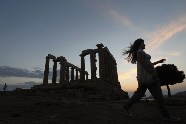 Μακάβριο εύρημα σε σπηλιά στο Σούνιο: Βρήκαν ανθρώπινα οστά σε βαλίτσα