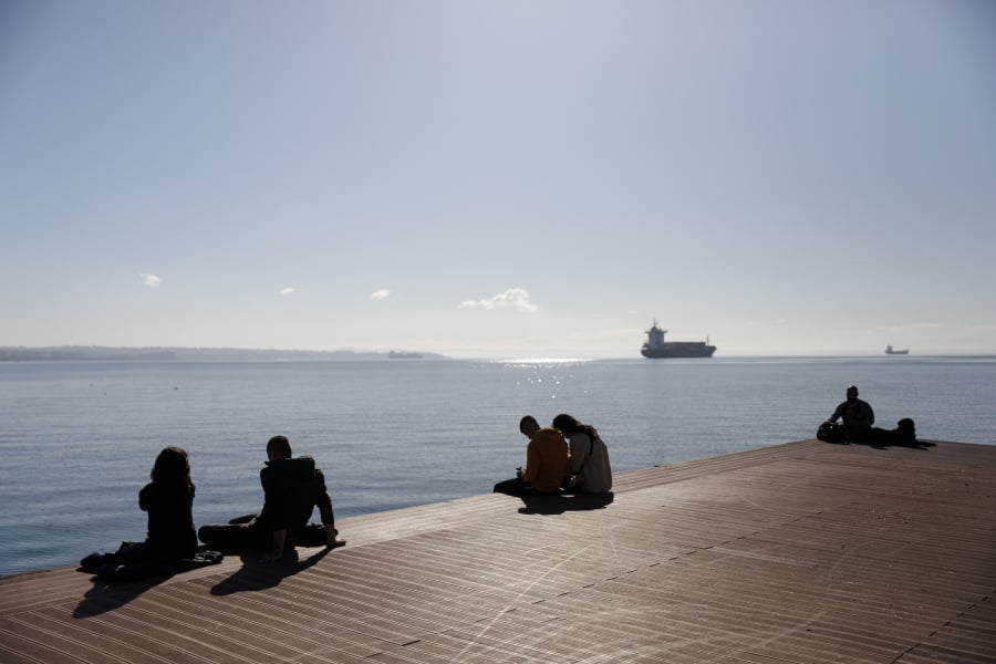 Οι νέοι... μένουν σπίτι: Μετά τα 30 έτη φεύγουν από το πατρικό τους - Eurostat