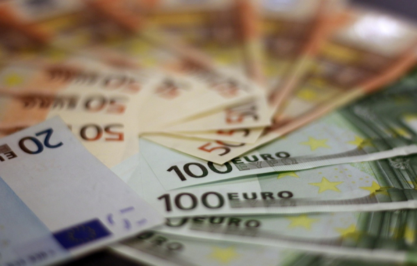 Γιατί η κυβέρνηση δεν μειώνει τον ΦΠΑ - Υπέρβαση εσόδων 905 εκατ. στο οκτάμηνο