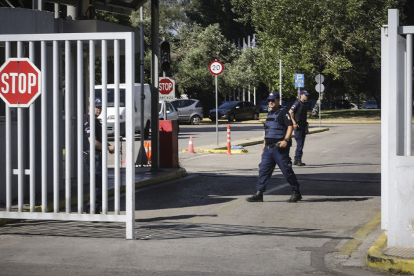 Ρουβίκωνας κατά ΕΦΣΥΝ για το στέκι στη Φιλοσοφική