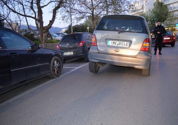 Αυτοκίνητο στην Καλαμάτα σφηνώθηκε σε τρύπα