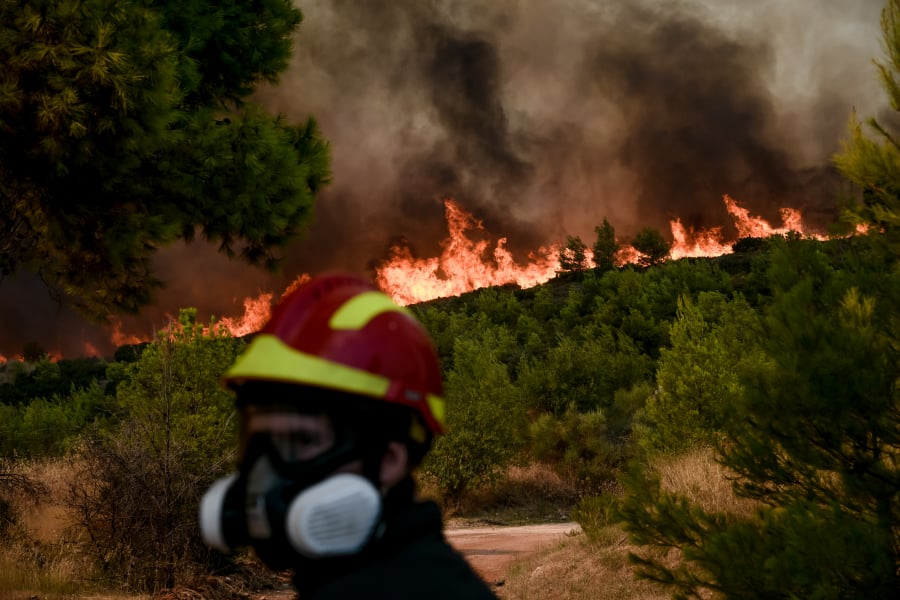 Φωτιά: Ενεργά μέτωπα σε Βαρυμπόμπη, Θρακομακεδόνες και Μαλακάσα - Στη μάχη τα εναέρια μέσα - Συνεχείς εκκενώσεις (βίντεο)