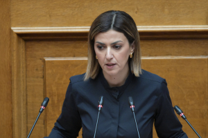 Βουλή: Ξαφνική αδιαθεσία για την Αγαπηδάκη - Αποχώρησε με ασθενοφόρο