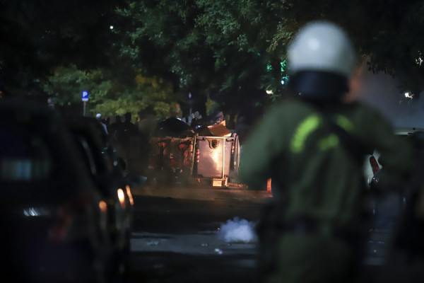 Εξάρχεια: Νέα επίθεση στα ΜΑΤ, έξω από κατάληψη που εκκενώθηκε