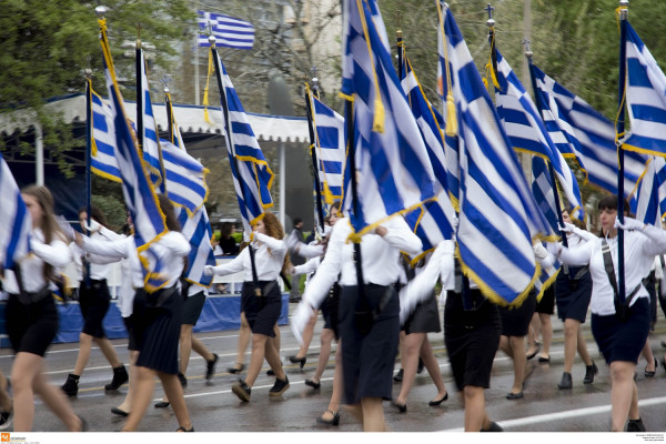 Στους αριστούχους η σημαία στις παρελάσεις - Τέλος στις κληρώσεις