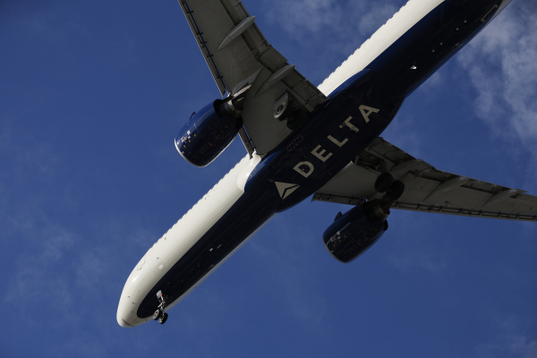 Η Delta Airlines απέσυρε γεύματα από δεκάδες διεθνείς πτήσεις λόγω χαλασμένου φαγητού