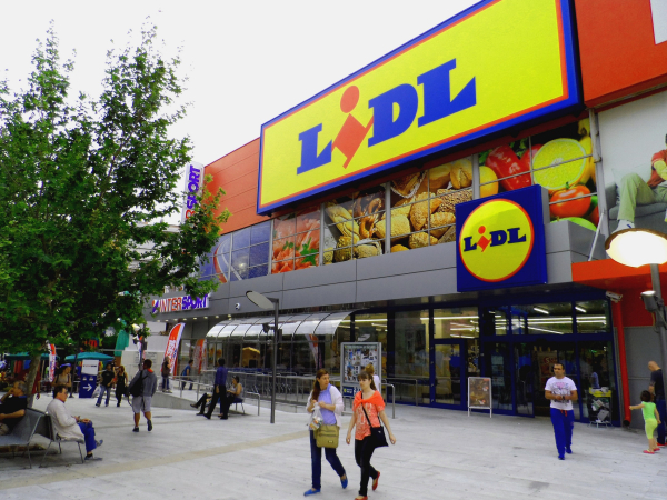 Η Lidl ρίχνει άγκυρα στη Βόρεια Μακεδονία και τα βάζει με τον Βερόπουλο