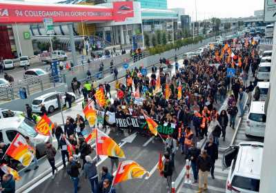 «Μαχαίρι» σε μισθούς και προσωπικό στην Alitalia