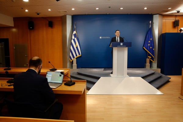 Πέτσας: Αυστηρές κυρώσεις σε όσους μετακινηθούν Κυριακή του Πάσχα - Από μας εξαρτάται η αντίστροφη μέτρηση για τη μετάβαση στην κανονικότητα