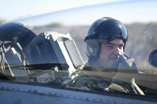 Φωτογραφικά καρέ από την πτήση Τσίπρα με F -16