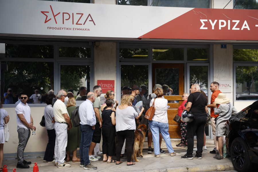 ΣΥΡΙΖΑ: Ουρά στην Κουμουνδούρου, περιμένουν να δουν τον Κασσελάκη