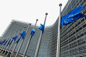Η απάντηση της Κομισιόν στον Σημίτη περί «αναζήτησης νέας βοήθειας από την ΕΕ»