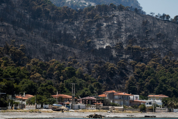 Σε ύφεση η πυρκαγιά στα Γεράνεια Όρη